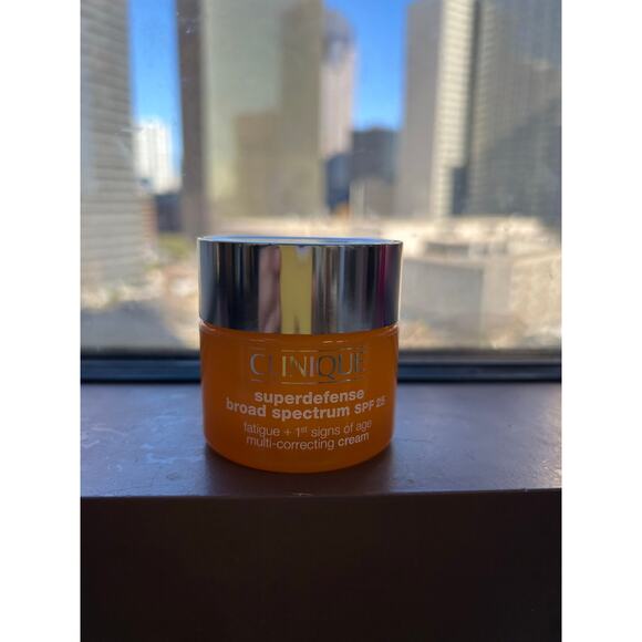 Clinique Superdefense SPF 25 Fatigue + 1st Signs Of Age Multi-Correcting Cream - Picture 1 of 4